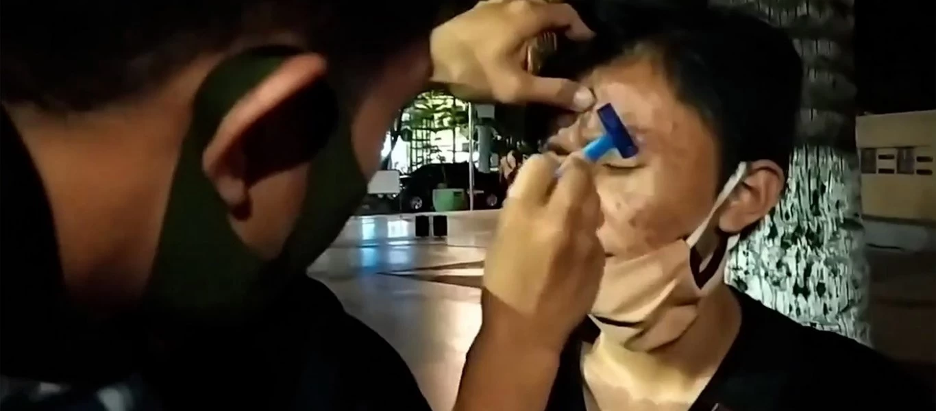 Ινδονησία: Αστυνομικοί ξυρίζουν τα φρύδια σε νεαρούς για τιμωρία - Χρέωναν παράνομα οδηγούς για πάρκινγκ (βιντεο)